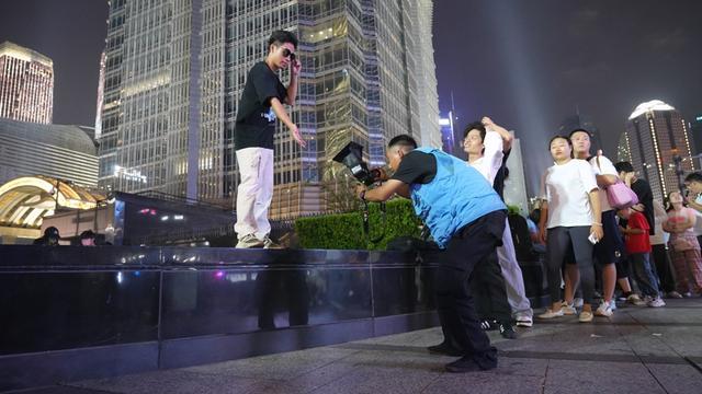 区：公安设“摄影岗”发放防走失手环pg电子免费模拟器游戏上海大客流景(图2)