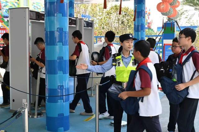 区：公安设“摄影岗”发放防走失手环pg电子免费模拟器游戏上海大客流景(图4)