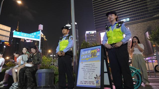 区：公安设“摄影岗”发放防走失手环pg电子免费模拟器游戏上海大客流景(图3)